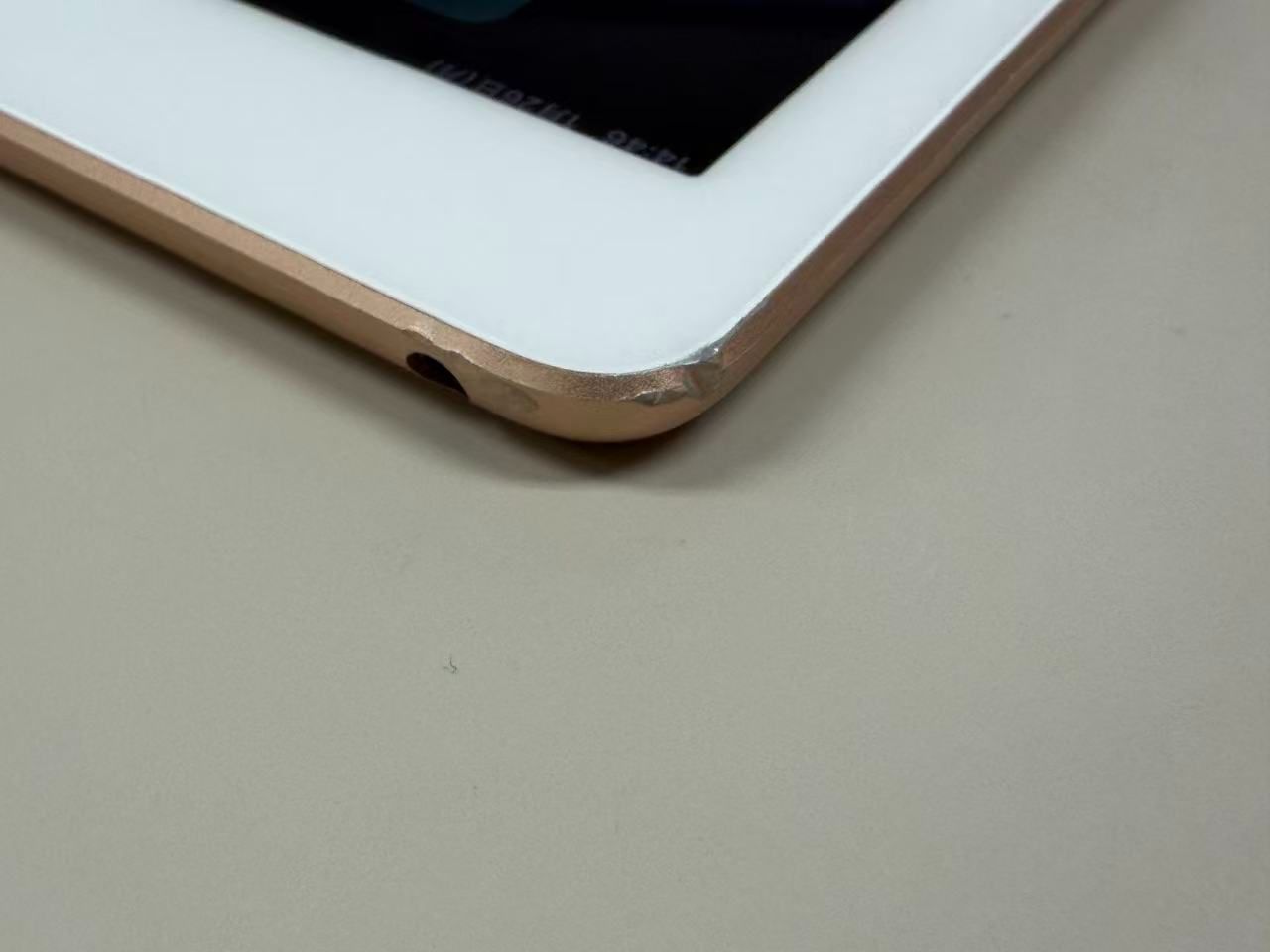 iPad (第6世代) 128GB ゴールド バッテリー劣化品 - メルカリ