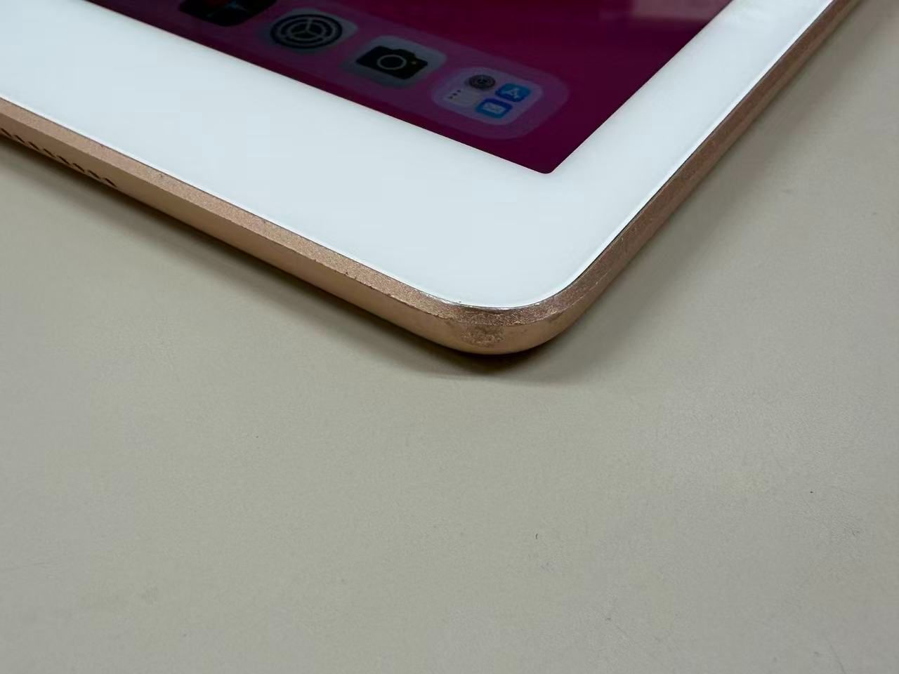 iPad (第6世代) 128GB ゴールド バッテリー劣化品 - メルカリ