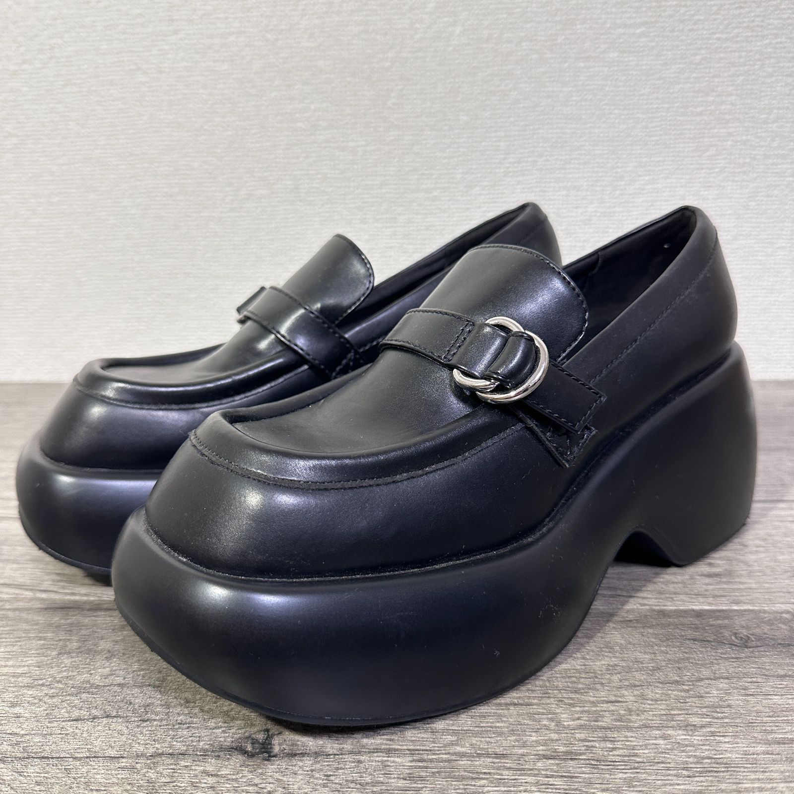 美品 チャールズ&キース バックルプラットフォーム ペニーローファー