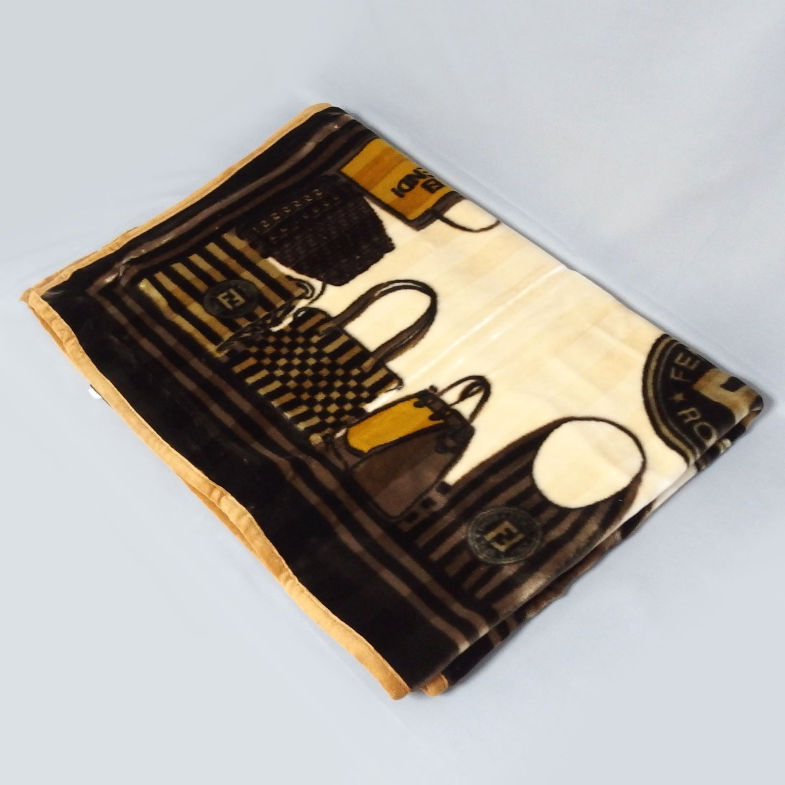 FENDI　フェンディ　バック 柄　ニューマイヤー ハーフ毛布 寝具 FENDI フェンディ バック 柄 ニューマイヤー ハーフ毛布