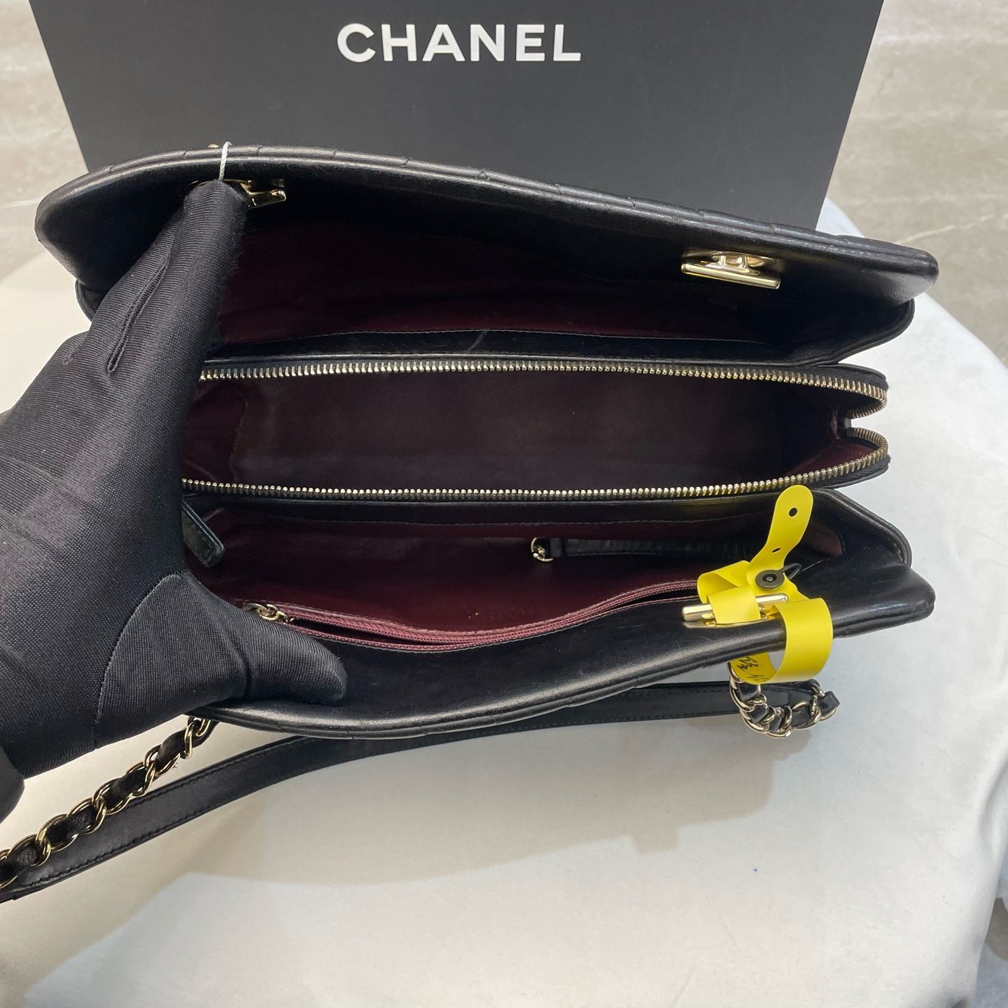 CHANEL】CHANEL ートバッグ 20番台 Vステッチ シェブロン ブラック