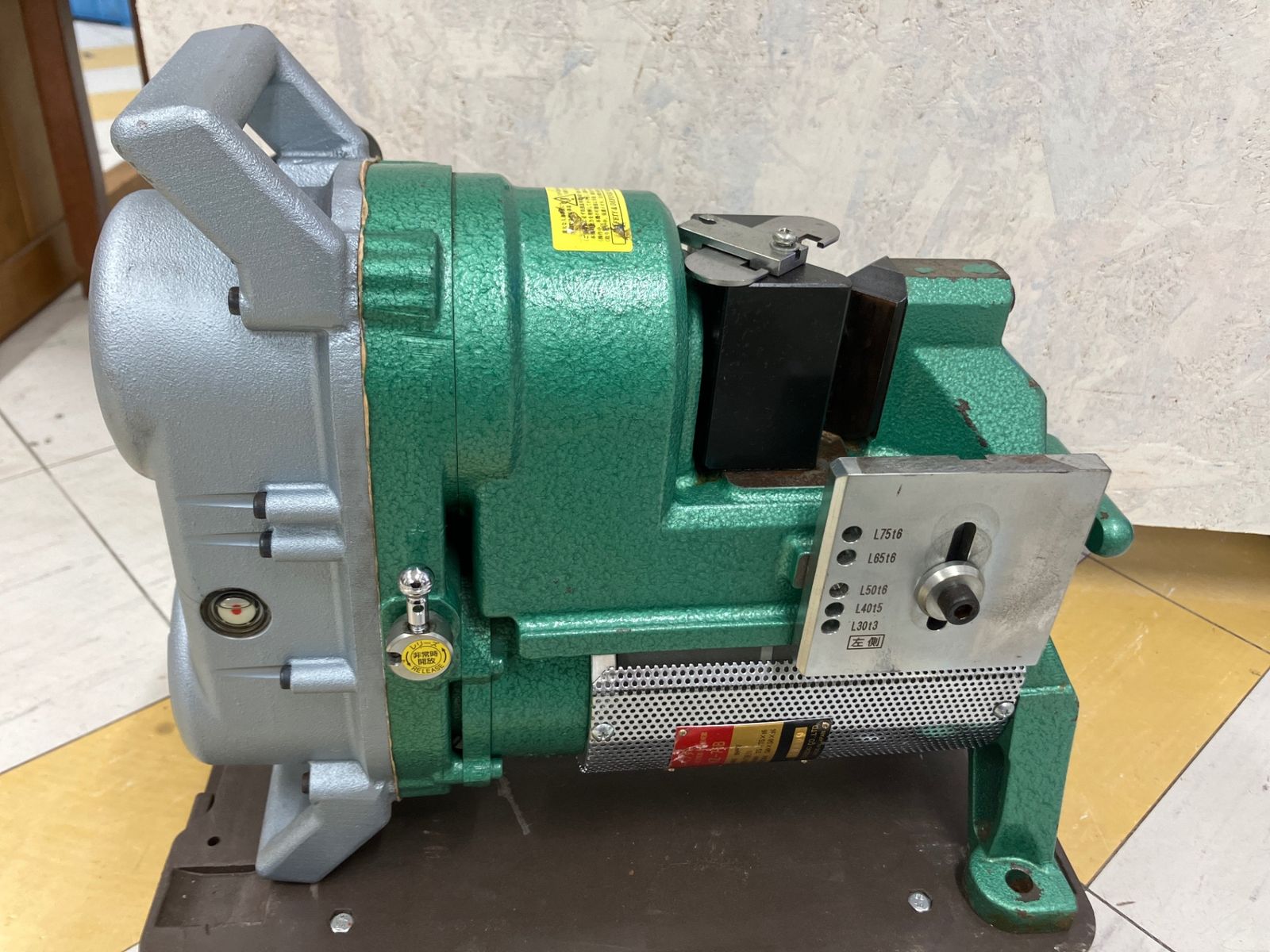 動作品 亀倉精機 スーパーベンダー アングル加工機 KZ 75 B フットスイッチ付 曲げ 電動油圧式♪アクトツー ♪N G福