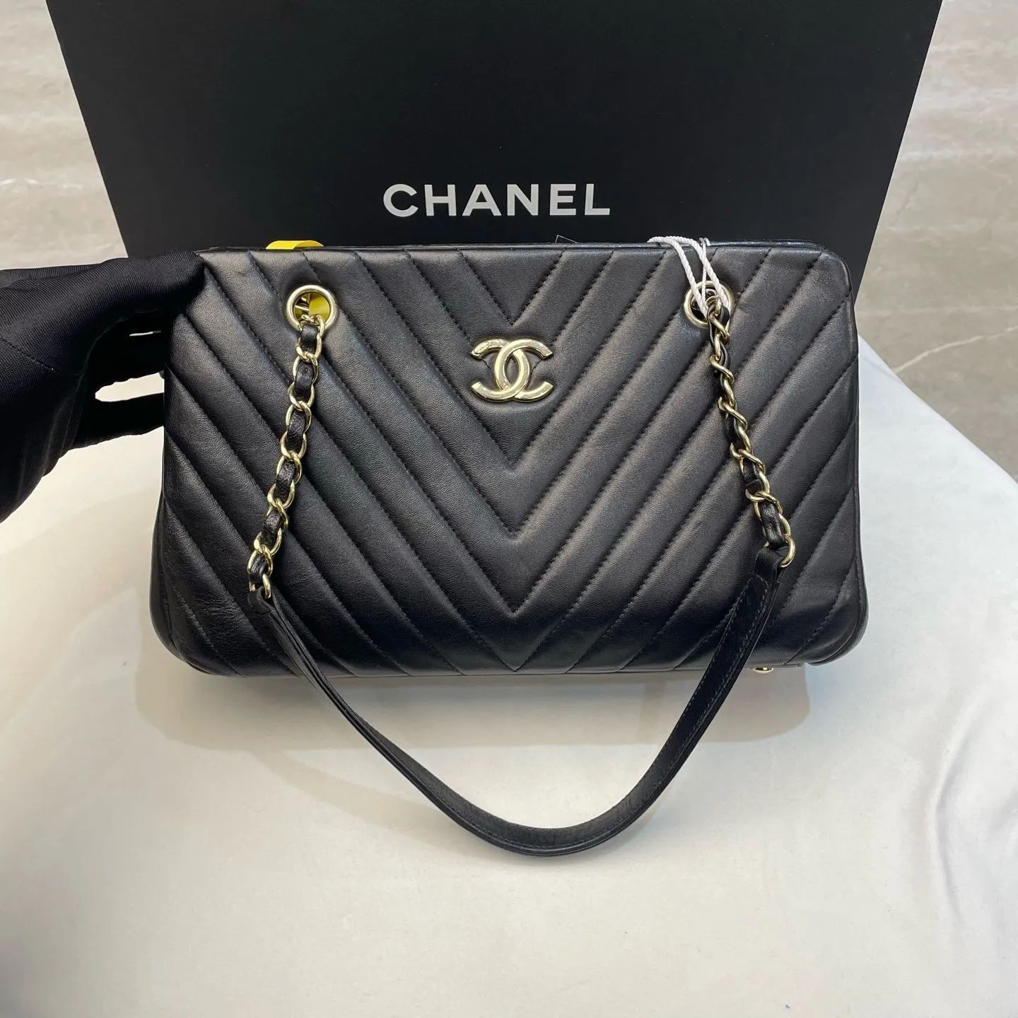 CHANEL】CHANEL ートバッグ 20番台 Vステッチ シェブロン ブラック