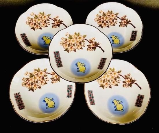 九谷焼 小皿 皿揃え 兎 黄色地 しだれ桜＆ソメイヨシノ 4寸梅型赤小紋 裏絵