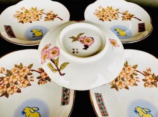  九谷焼 小皿 皿揃え 兎 黄色地 しだれ桜＆ソメイヨシノ 4寸梅型赤小紋 裏絵 その他 キッチン 食器
