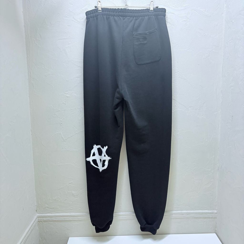 VETEMENTS ヴェトモン Anarchy Logo Sweat Pant スウェット VETEMENTS ヴェトモン Anarchy Logo Sweat Pant スウェット