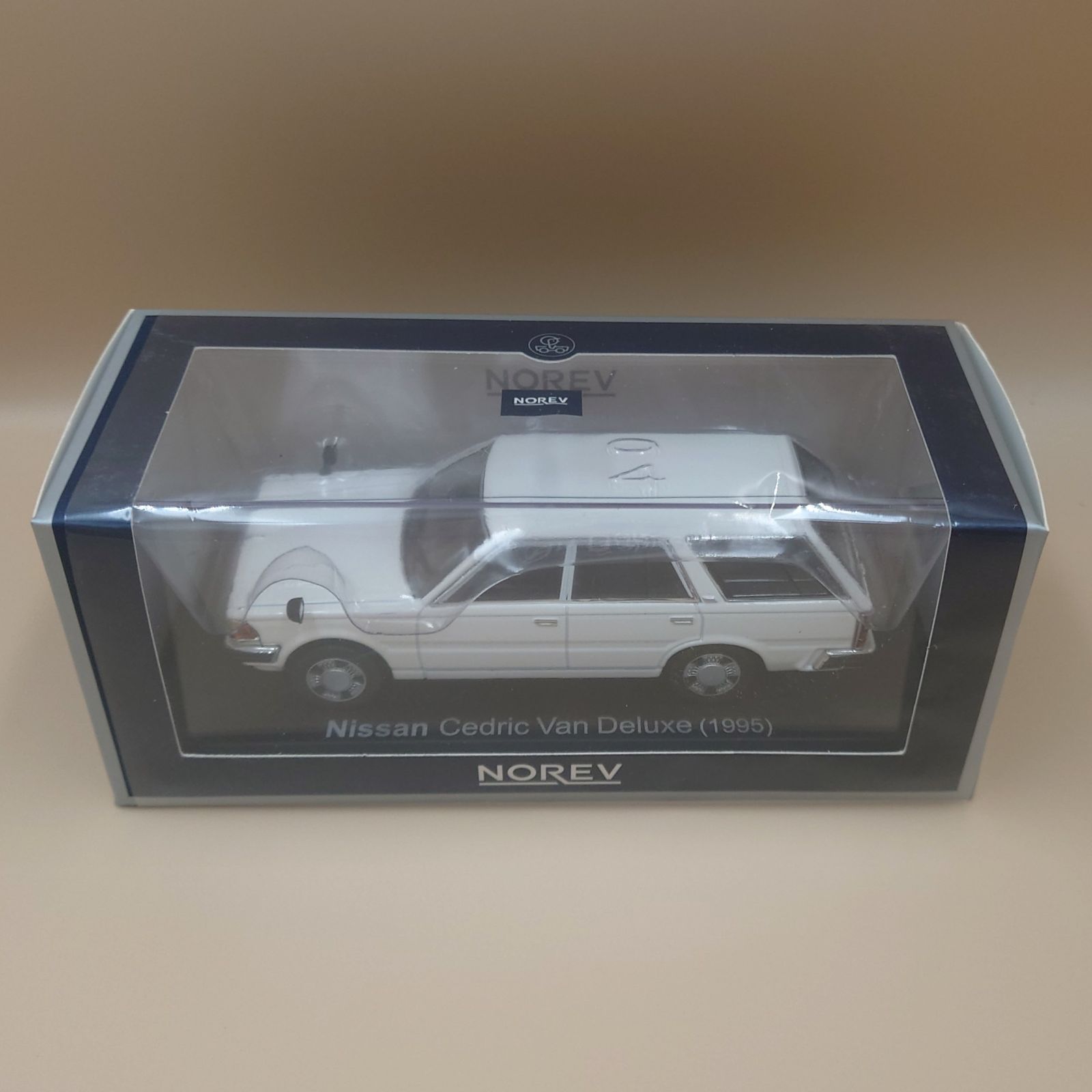 1/43 日産 ニッサン セドリック バン デラックス 1995 ホワイト ノレブ