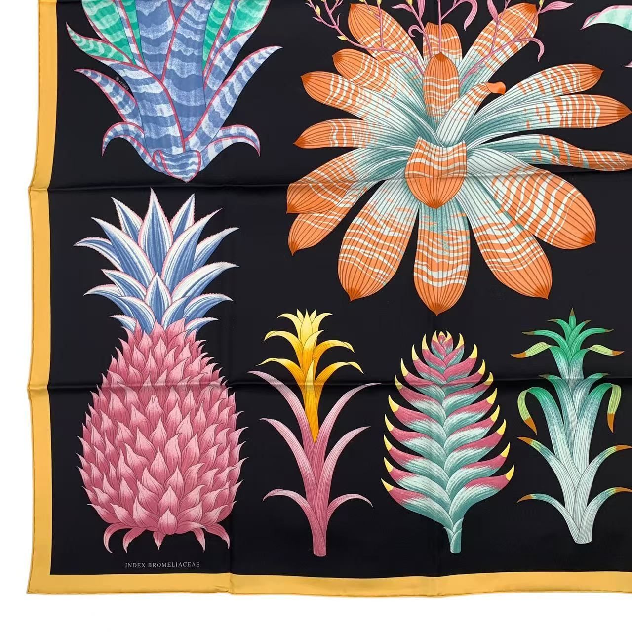 未使用品 HERMES エルメス カレ90 スカーフ ブロメリアの目録 Index