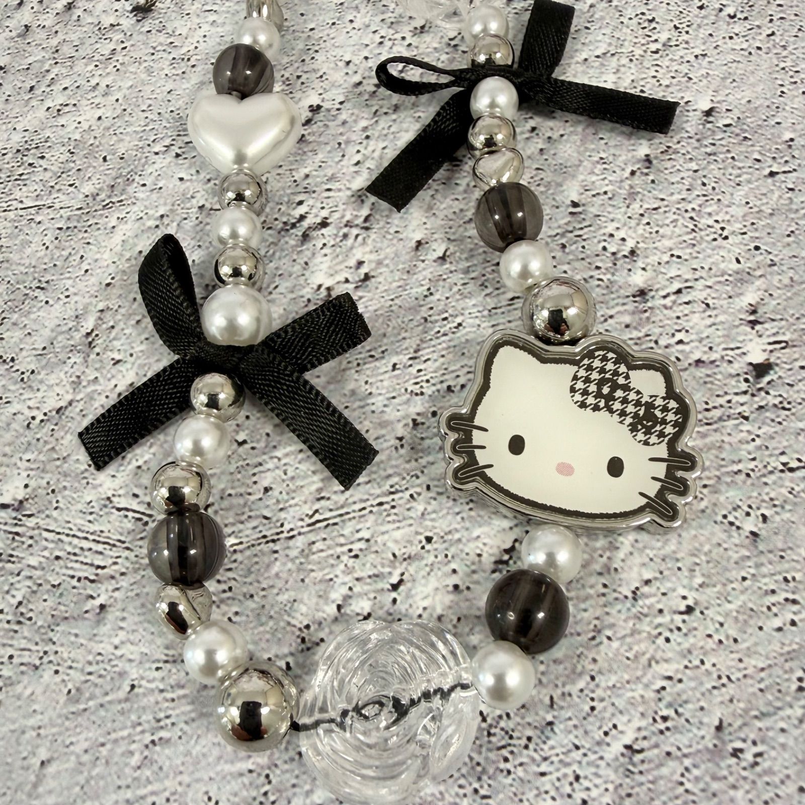 ハローキティ モノトーン ビーズストラップ 新品 - メルカリ