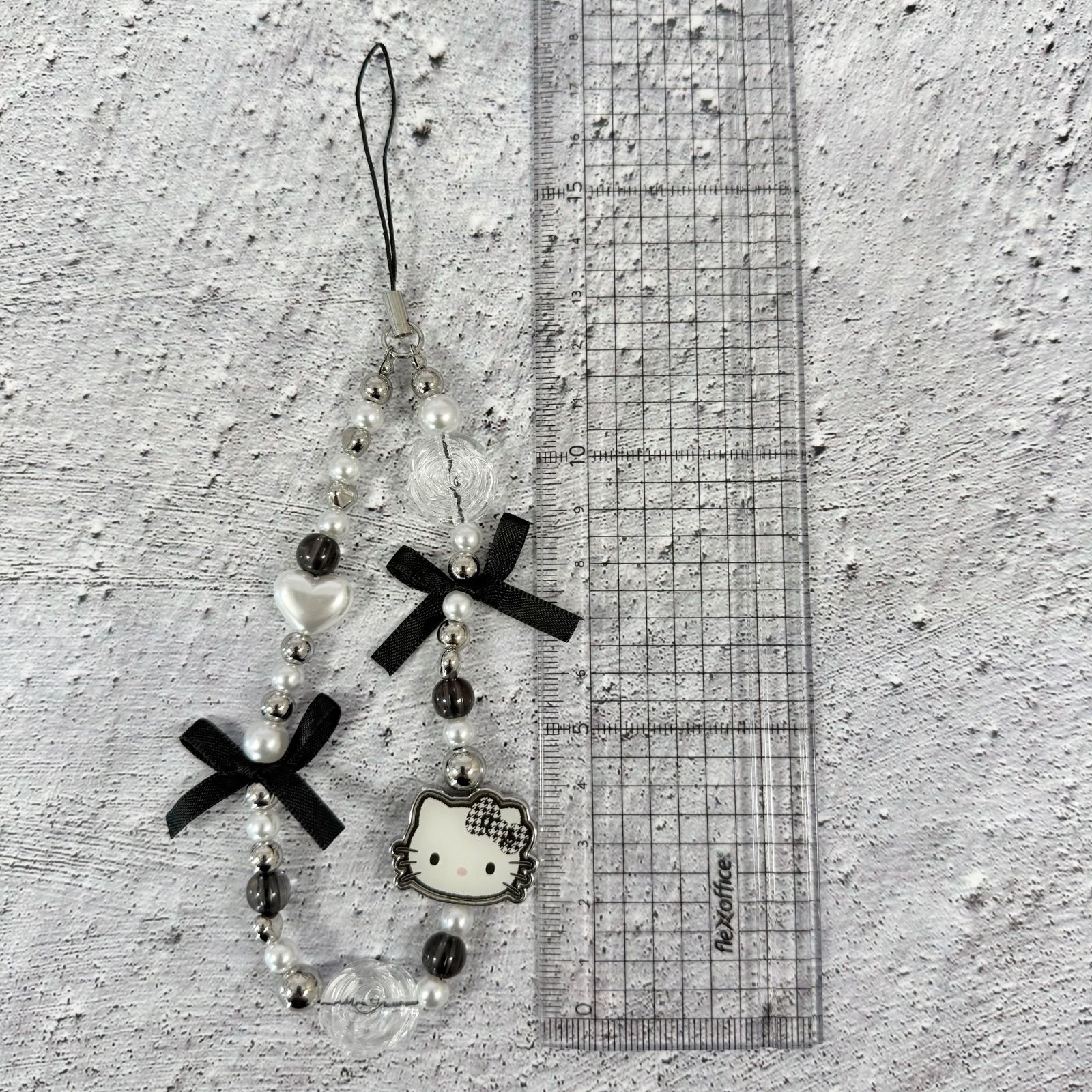 ハローキティ モノトーン ビーズストラップ 新品 - メルカリ