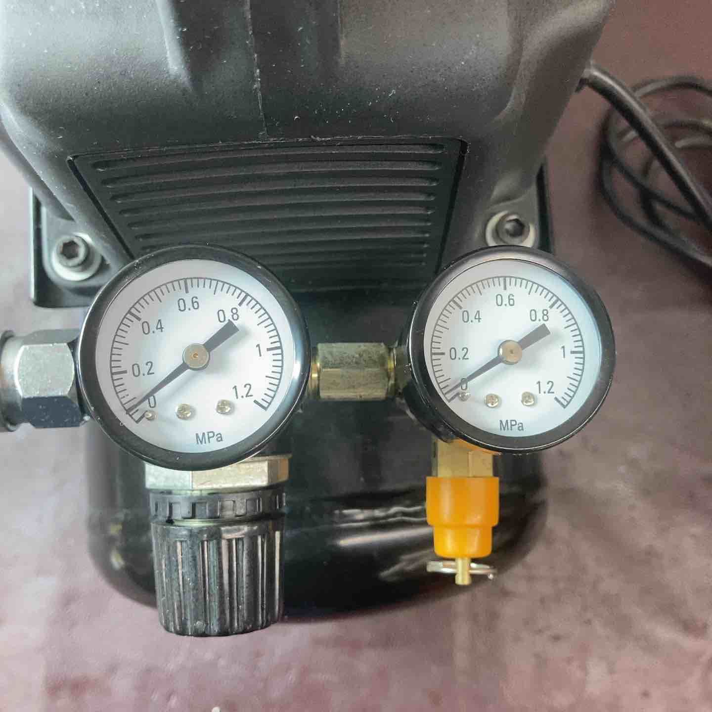 中古品】LIFELEX(ライフレックス) オイルレスエアコンプレッサー LFX