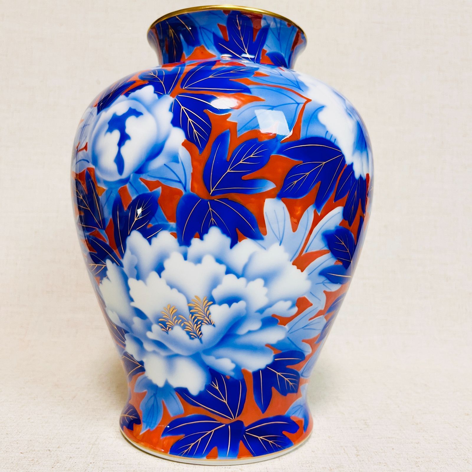 深川製磁 振牡丹外赤 花器　花瓶 宮内庁御用達】深川製磁 染付牡丹 赤地金彩 振牡丹外赤 花瓶 フラワー