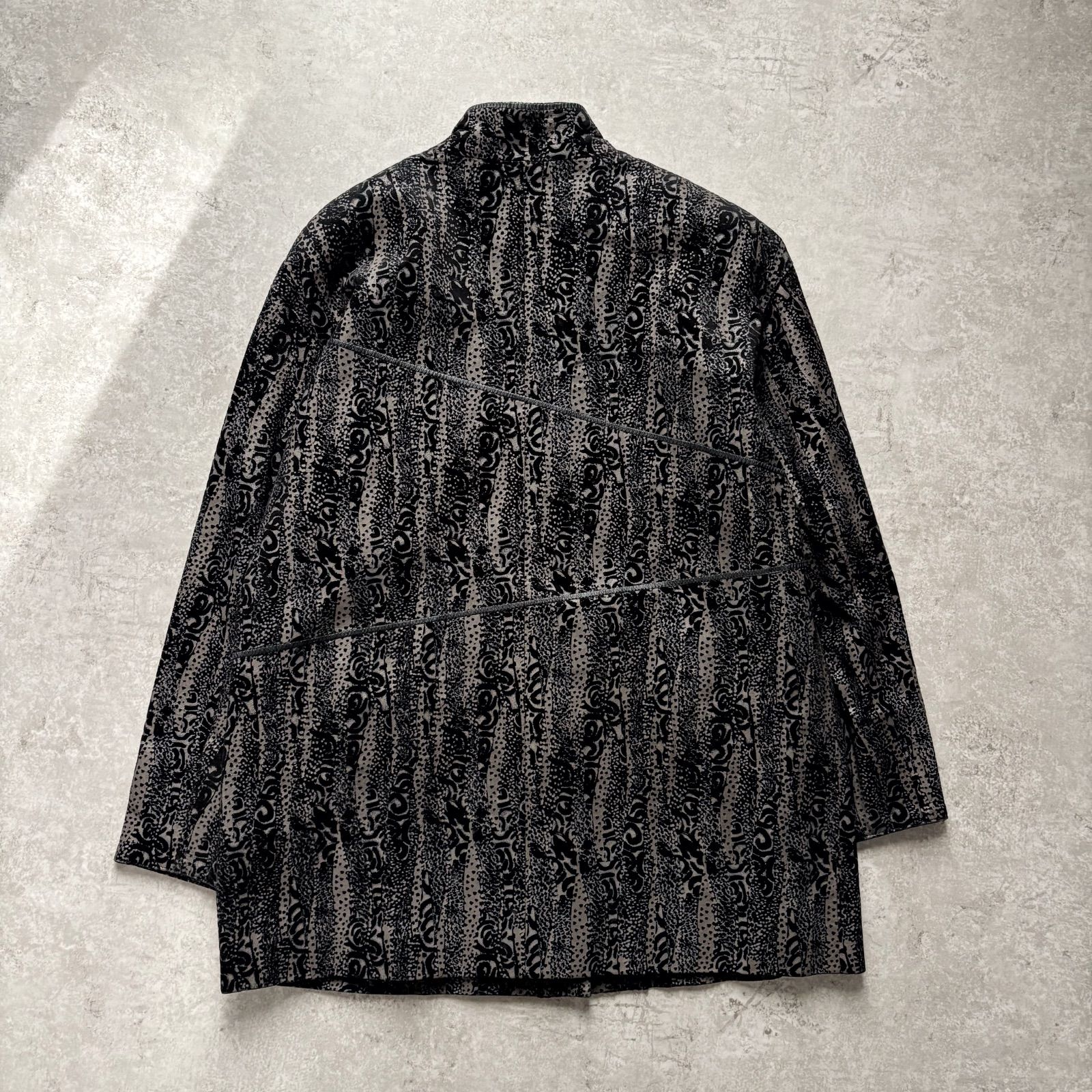 美品 Louis Feraud ルイフェロー レザージャケット 希少ピギーズプリント総柄 ブラック 黒 レディース M-L 本革 豚革 日本製 お出かけ パーティー 二次会 食事会 ヴィンテージ レトロ モード系 個性的 羽織り アウター 上質 - メルカリ