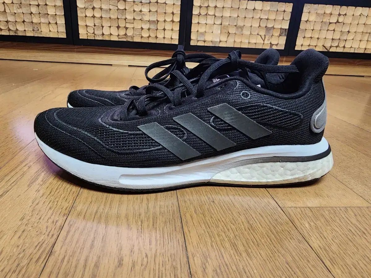 アディダス スニーカー 黒色