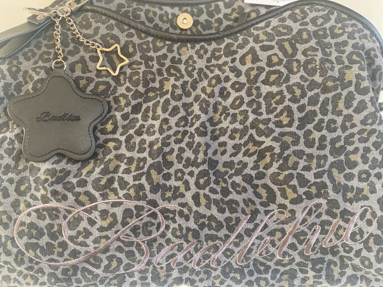 Badblue ヒョウ柄ショルダーバッグ OneMall provides Mercari products: Badblue ヒョウ柄ショルダー