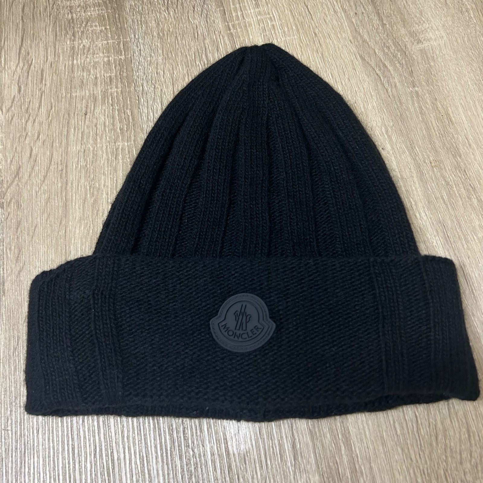 モンクレール 黒 ニット帽 【訳あり破格】メルカリ最安値設定 美品】 MONCLER モンクレール ニット帽 ビーニー ブラックラバー