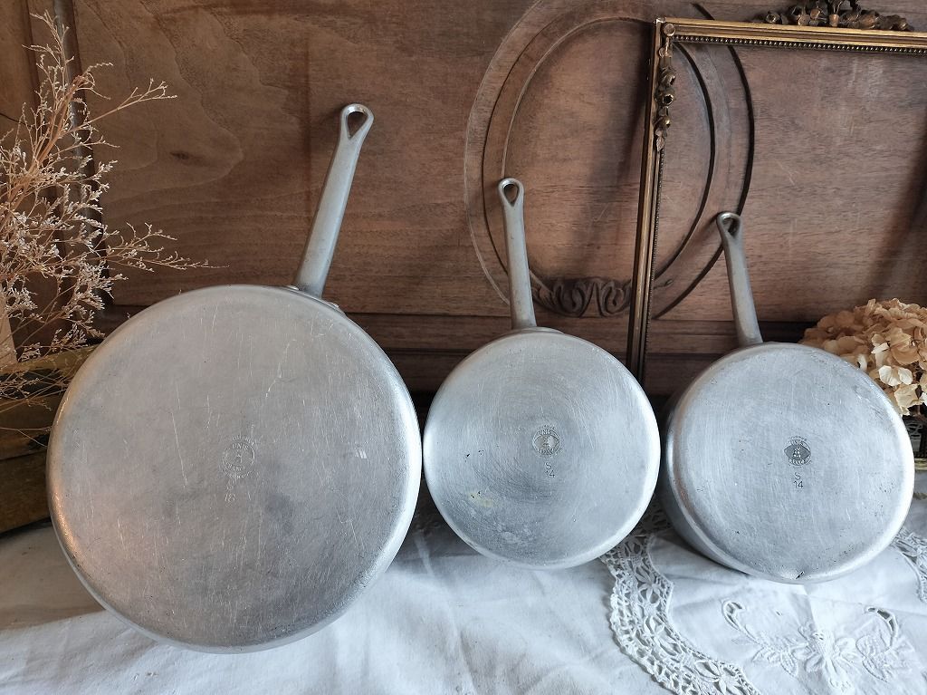 Tournus製 アルミ 平鍋 両手鍋 フランス アンティーク Tournus製 アルミ 平鍋 両手鍋 フランス アンティーク 【公式通販】