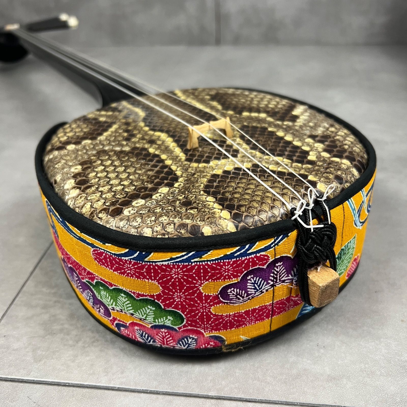 フォローで割引クーポン配布中】 本蛇皮 沖縄三線 強化張り 全長約80cm