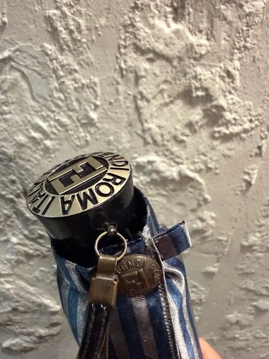 フェンディ ロゴ ストライプ フォールディング 傘/日傘 - メルカリ