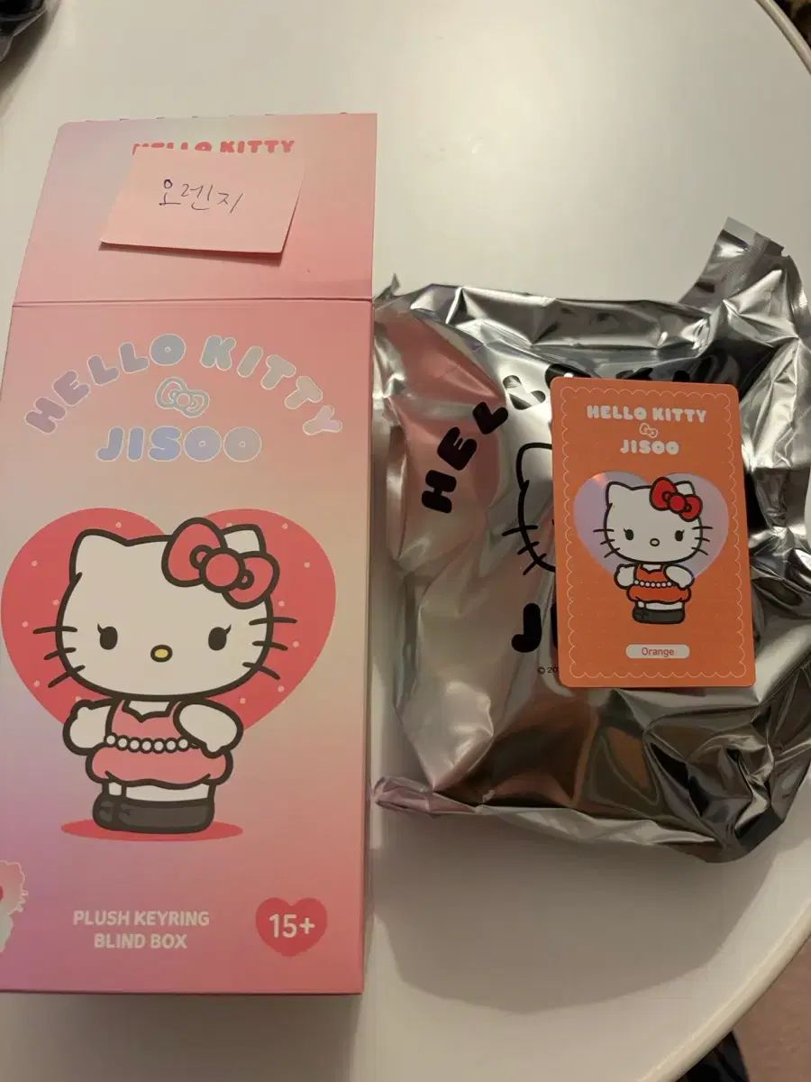 4万) ハローキティ ジス(JISOO) コラボ キーホルダー ぬいぐるみ