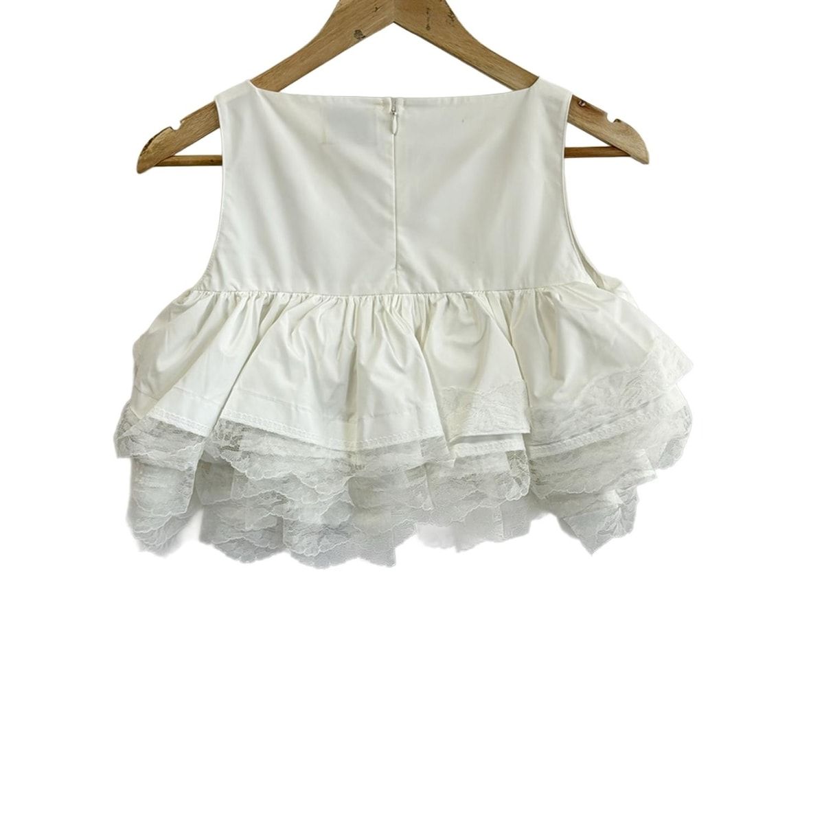 【新品未使用】Bibiy. フリルノースリーブトップス Bibiy. フリルノースリーブトップス Bibiy.フリル付きノースリーブトップス