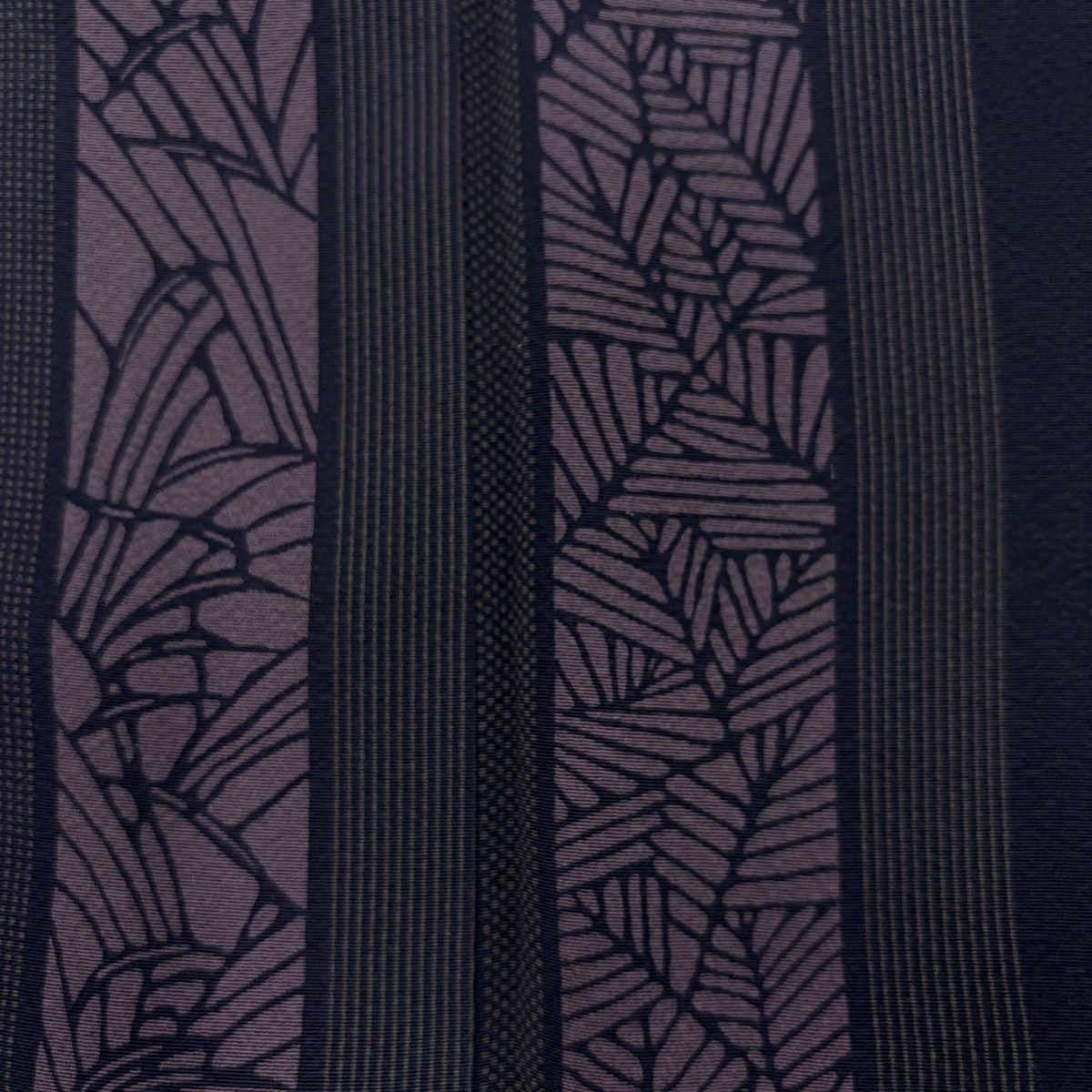 美品】 小紋 身丈151cm 裄丈64cm M 袷 縞 幾何学 紫 正絹 名品 【中古