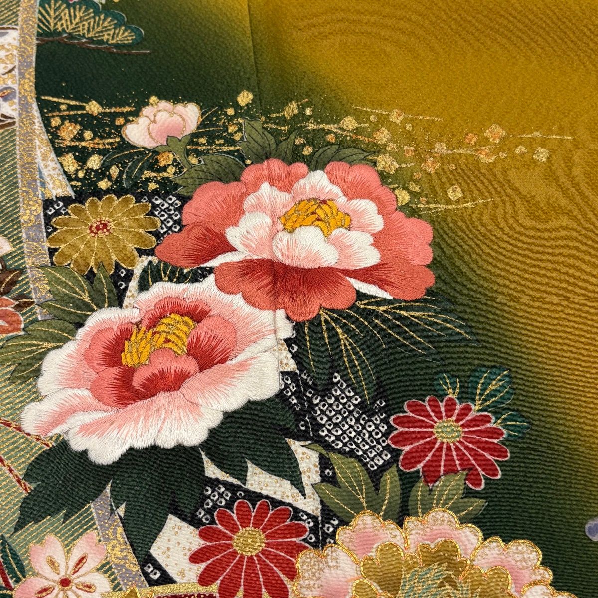 振袖 身丈167cm 裄丈67cm M 袷 草花 源氏車 刺繍 金彩 黄土色 正絹