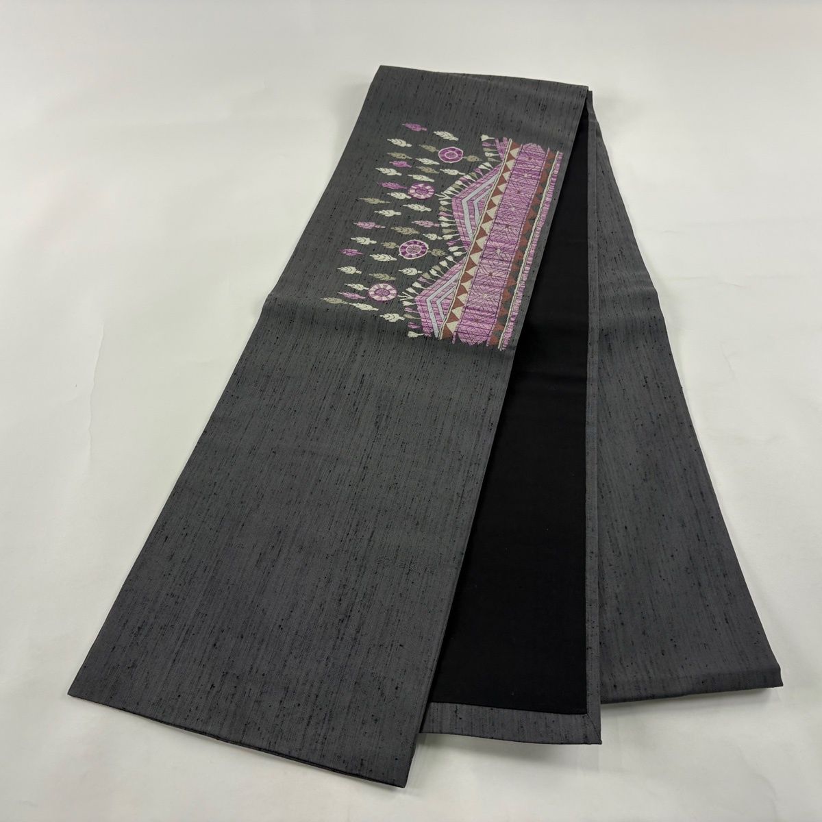 開き名古屋帯 名品 紬地 幻の貝紫 幾何学模様 灰色 正絹 【中古