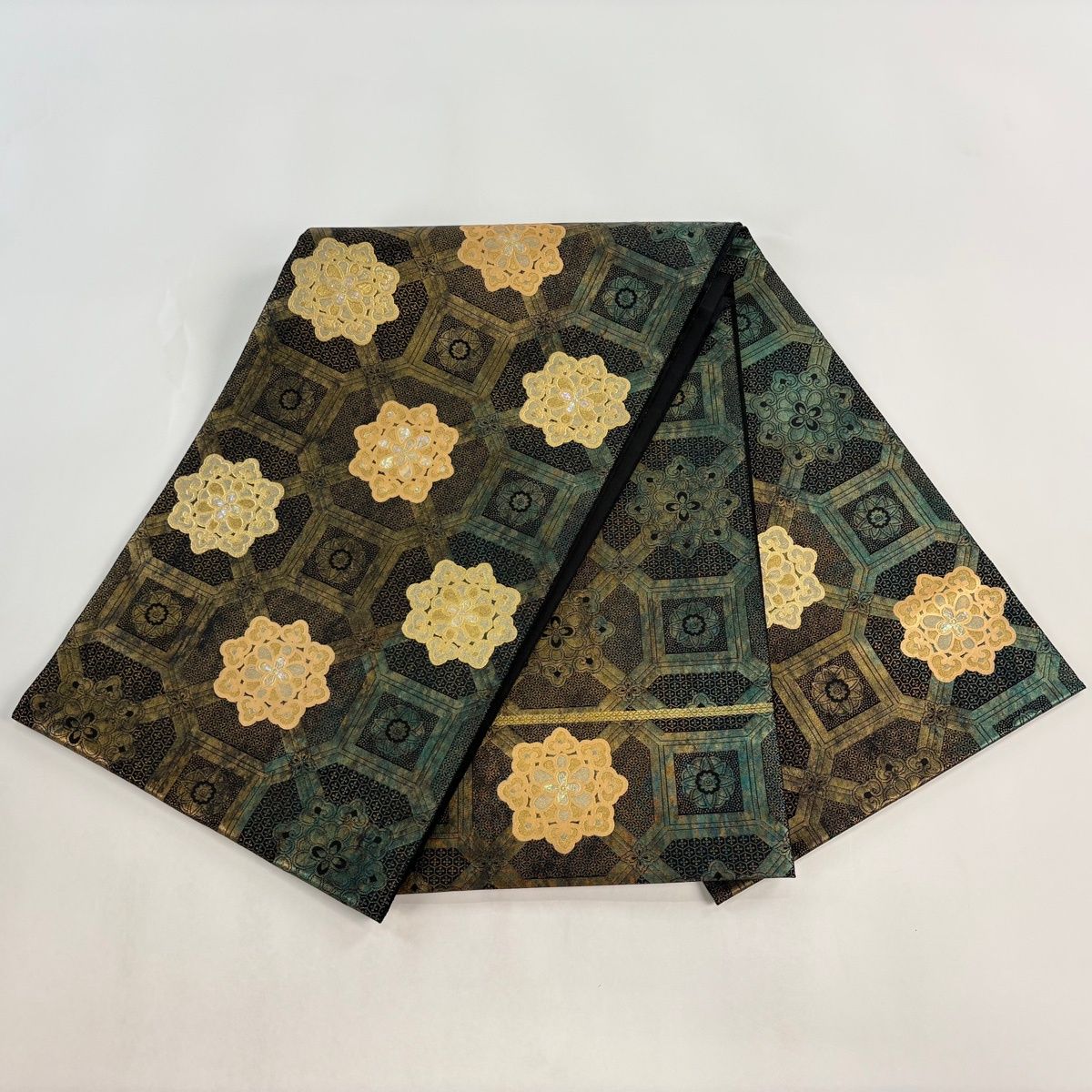 美品】 袋帯 名品 箔屋清兵衛 落款 正倉院宝物 蜀江華文 螺鈿 金彩 黒