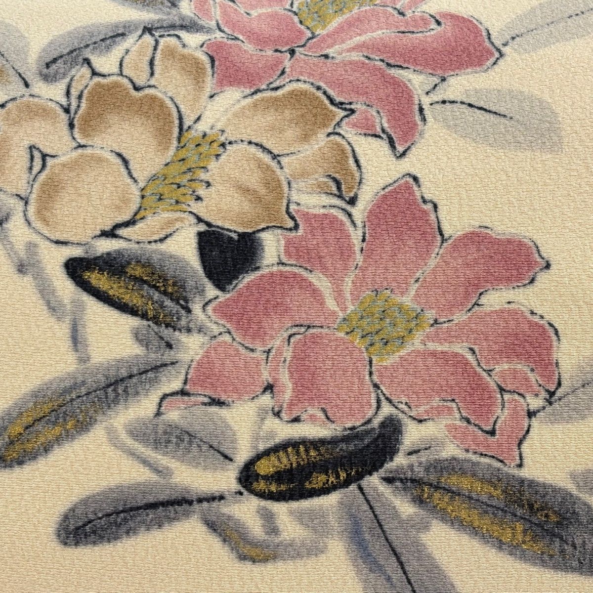 名古屋帯 作家物 ベージュ 花文様 正絹　流麗な草花意匠 名古屋帯 正絹 刺繍花文様 淡金色 桜調 意匠美 上品華やか 格調優美