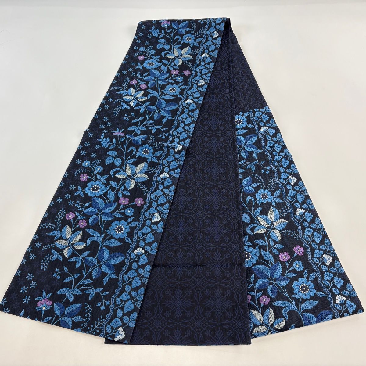 美品】 袋帯 名品 西陣織 草花 箔 唐織 濃紺 六通 正絹 【中古