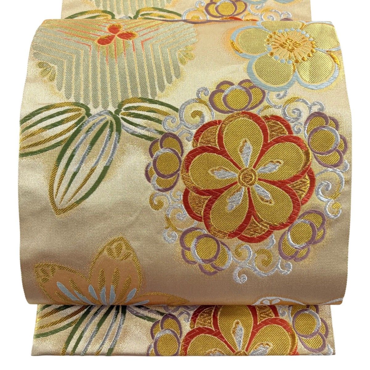 金色地色。金糸で松のお柄刺繍です。上品で趣きありますとても綺麗なお品の袋帯です。 美品】 袋帯 逸品 じゅらく 落款 帝王紫 菊 松梅 金糸 箔 金色 六通