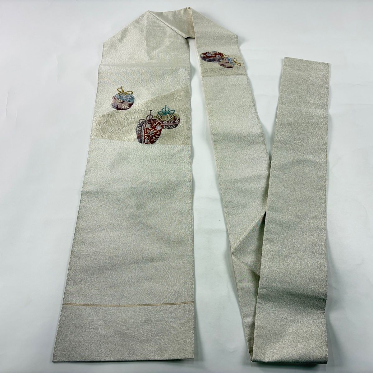 お買得！クリーニング済みです。名古屋帯　銀糸の花刺繍　薄紫 お買得！クリーニング済みです。名古屋帯 銀糸の花刺繍 薄紫