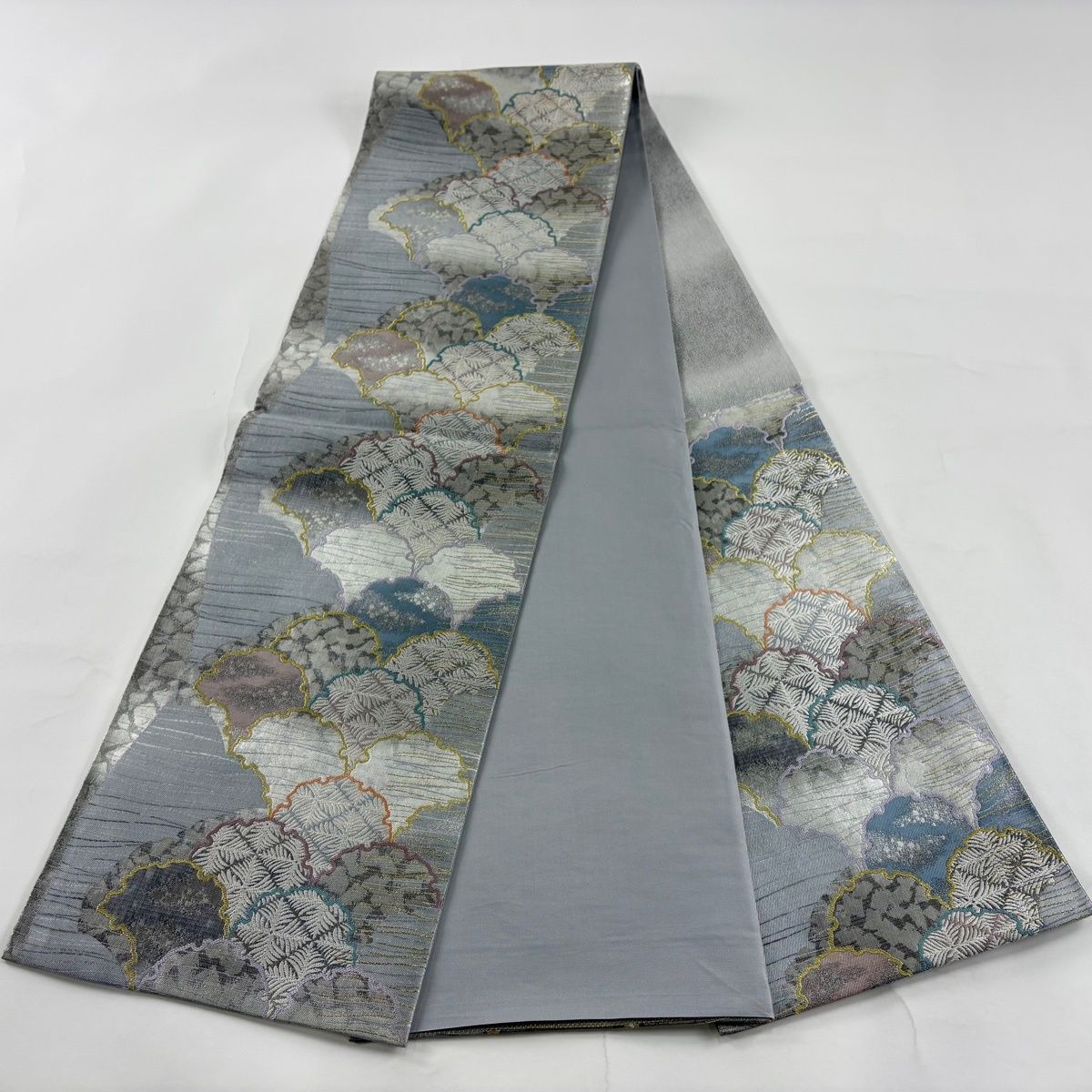 美品】 袋帯 秀品 雪輪青海波 葉 刺繍 金糸 灰色 六通 正絹 【中古