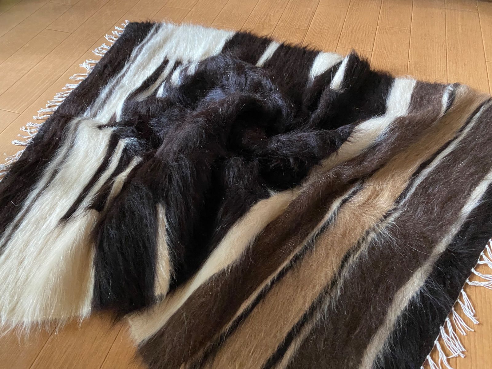 貴重焦茶の入った黒のバランスの良い艶々ヴィンテージシイルトバッタニ