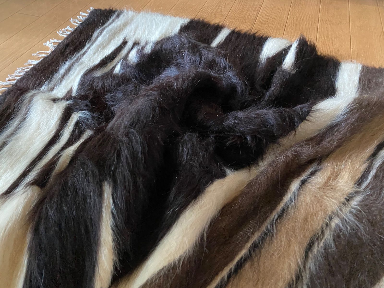 貴重焦茶の入った黒のバランスの良い艶々ヴィンテージシイルトバッタニ