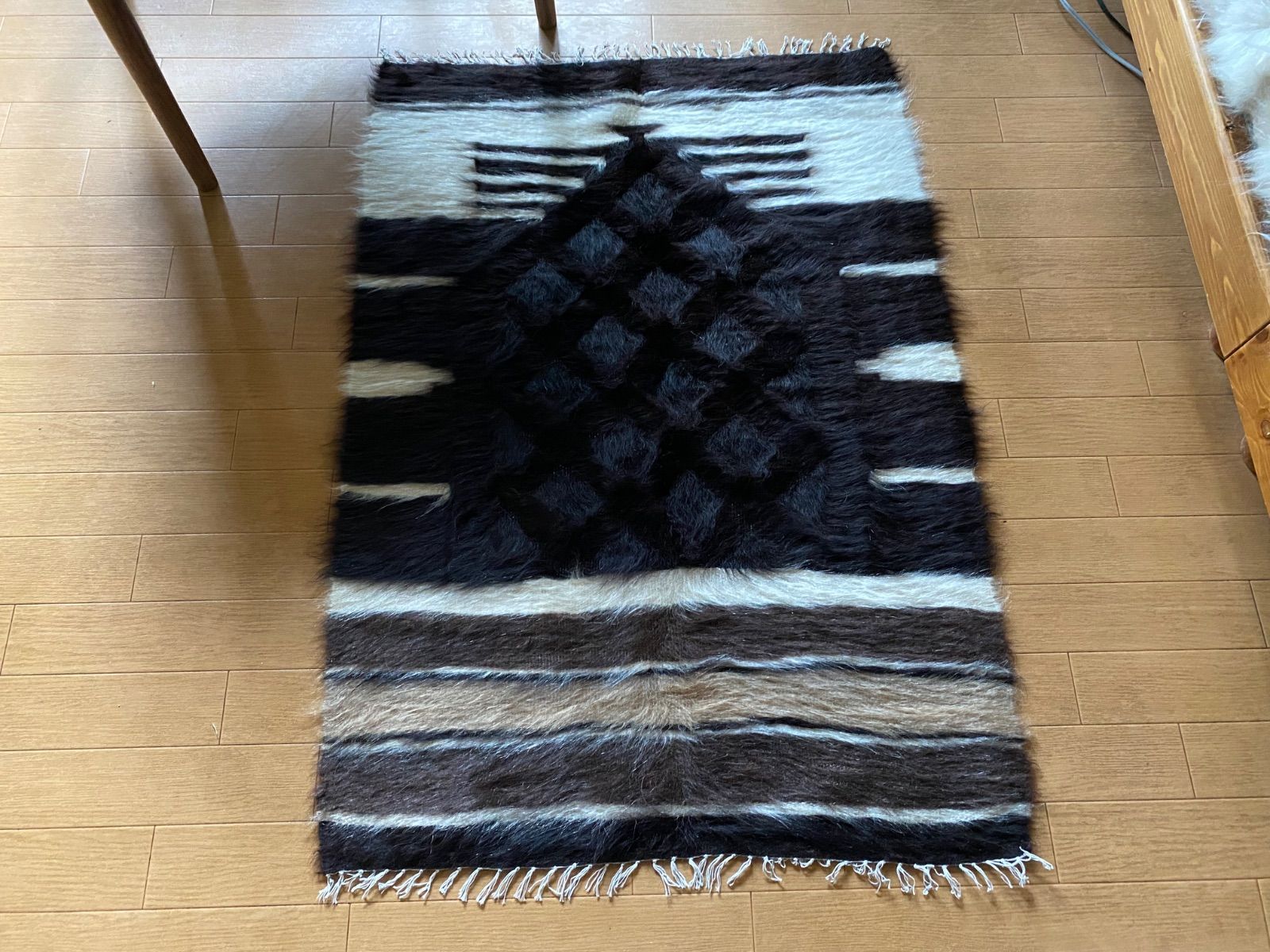 貴重焦茶の入った黒のバランスの良い艶々ヴィンテージシイルトバッタニ