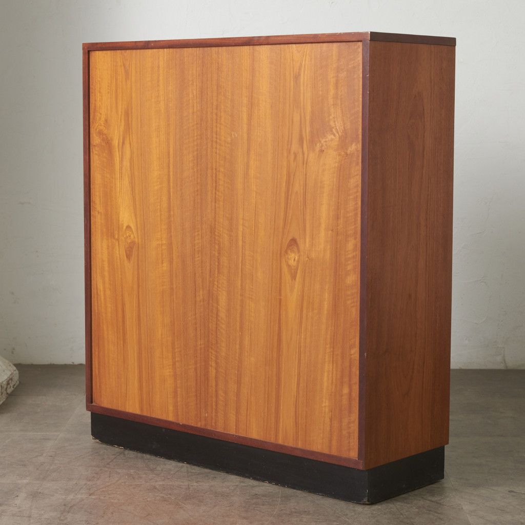 イギリスビンテージ　ガラスキャビネット　ブックシェルフ　サイドボード antique & Vintage furniture at's(アッツ)□ / イギリスヴィンテージ