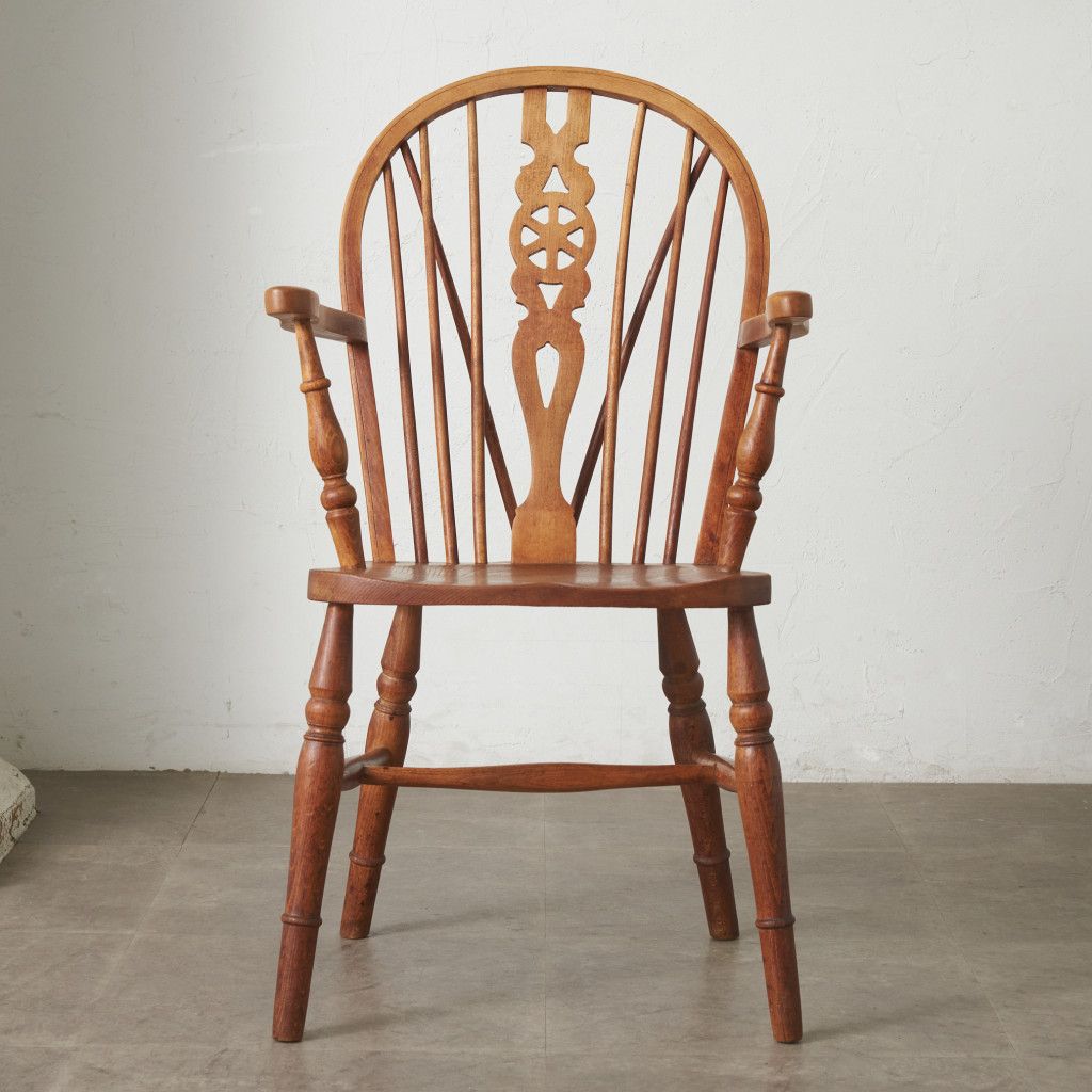 ꧁ヴィンテージ家具꧂ワシと少年の木彫りアームチェア 無垢 アンティーク 椅子 英国 クラシック ホイールバック アームチェア 無垢材 ウィンザー