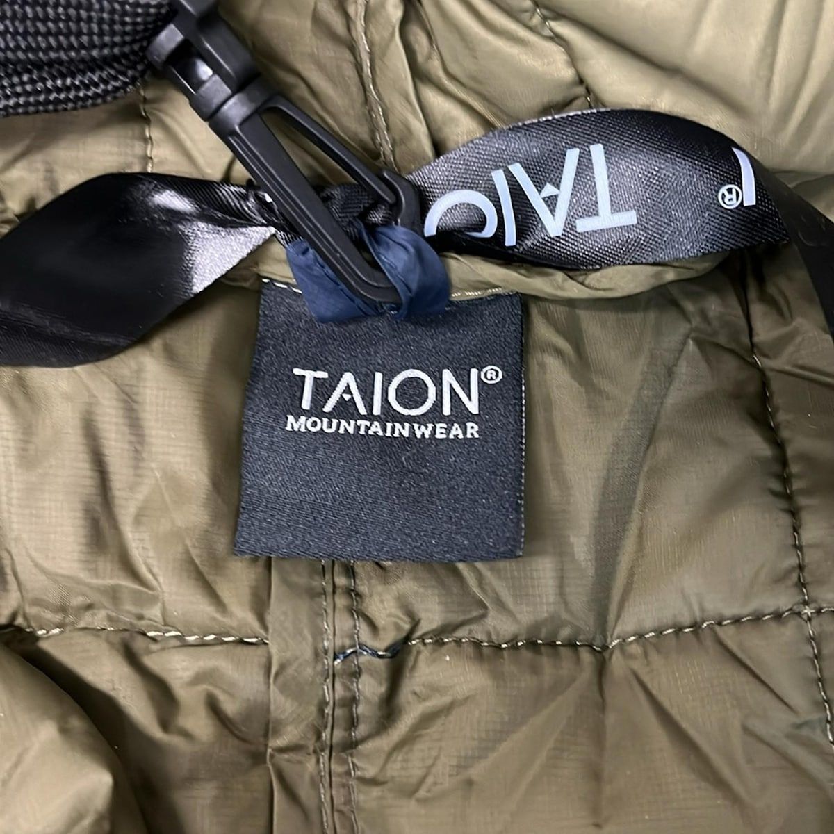 新品 TAION タイオン ダウンポンチョ ネイビー 紺 TAION / タイオン】ポンチョ型ダウン/ケープ/ダウン/フード付き/収納