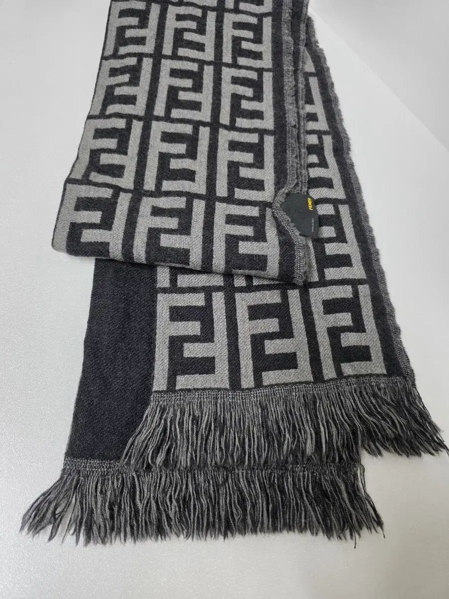 Fendi ロゴ マフラー ブラウン ブラック Fendi ロゴ入りマフラー ブラウン⁄ブラック フェンディ FENDI マフラー