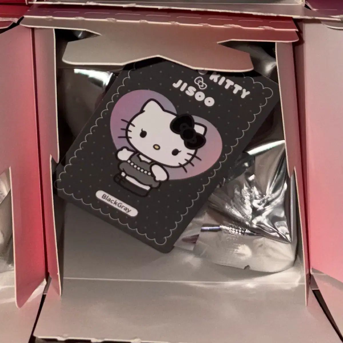 ハローキティ x ジス(JISOO) PLUSH キーホルダー ブラック グレー