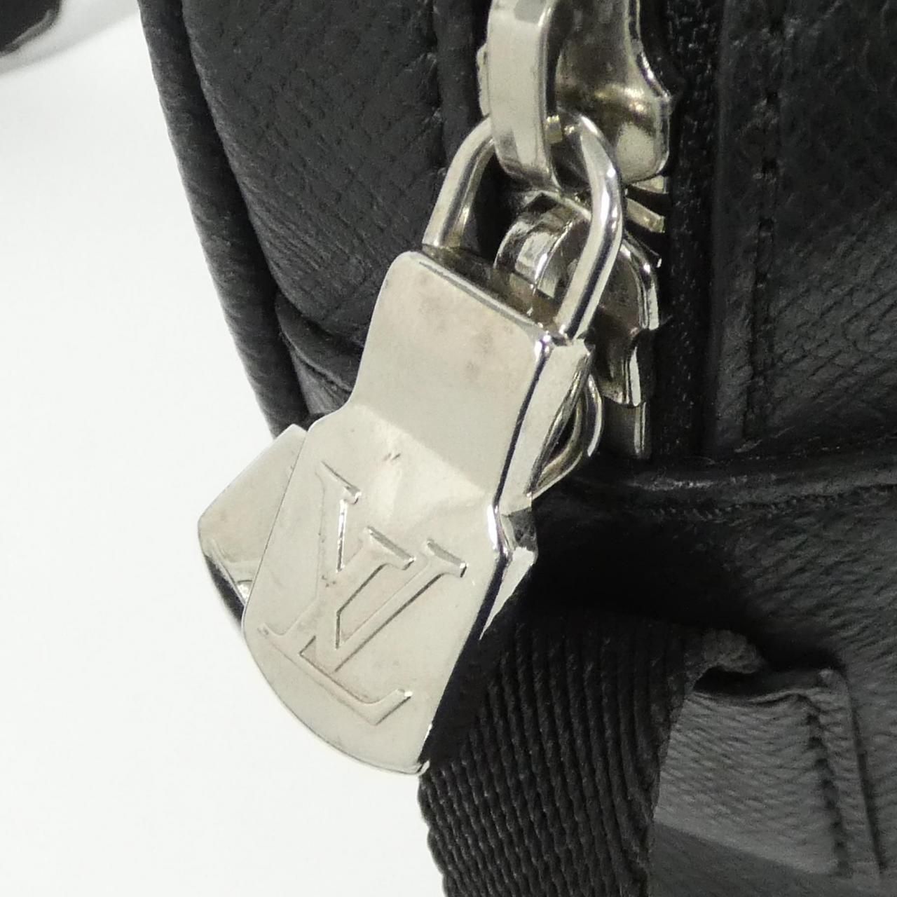 ルイヴィトン タイガ アウトドア メッセンジャー PM M33435 ショルダー