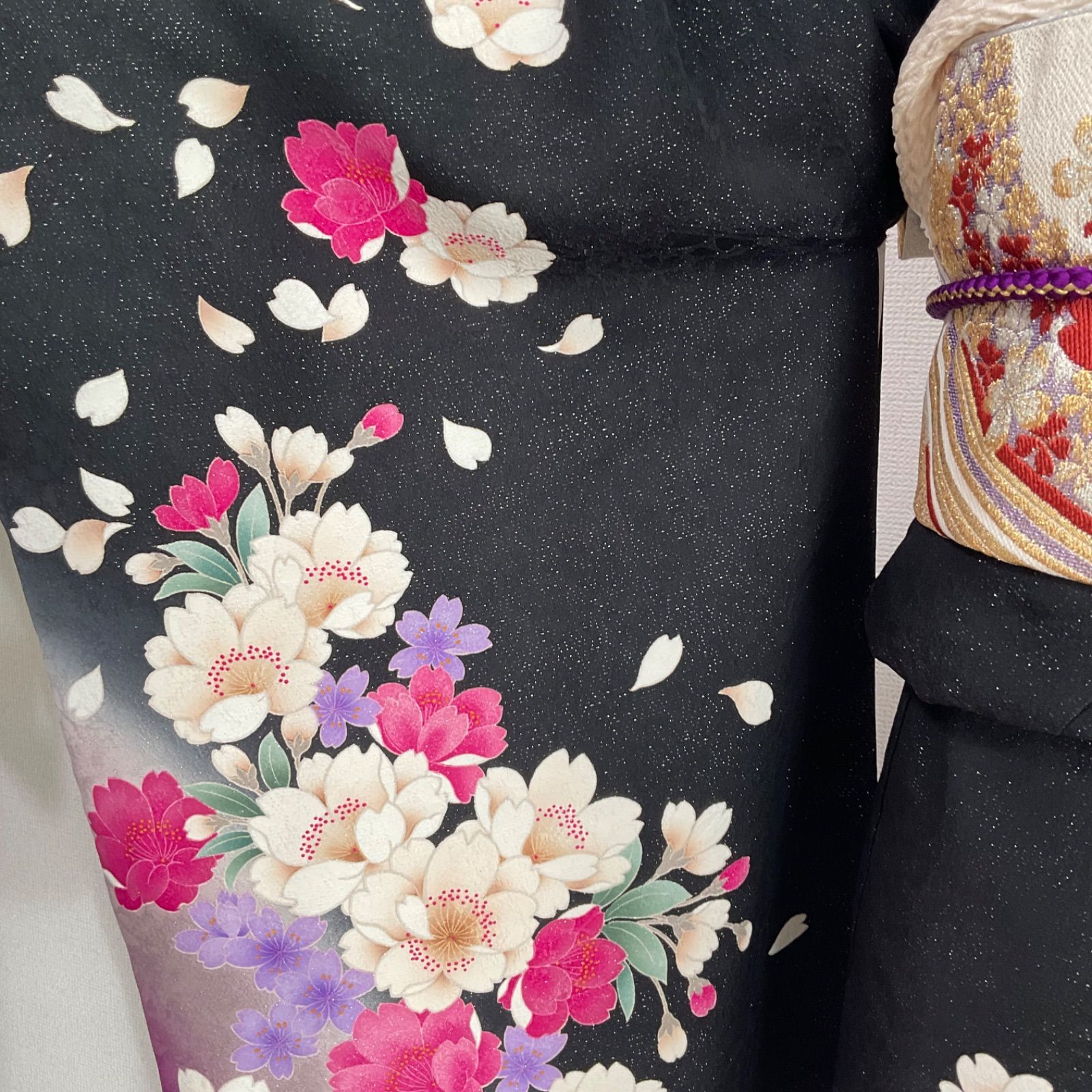 振袖　黒系　銀通し　刺繍　桜　菊　花玉　組みひも　正絹 振袖 黒系 銀通し 刺繍 桜 菊 花玉 組みひも 正絹