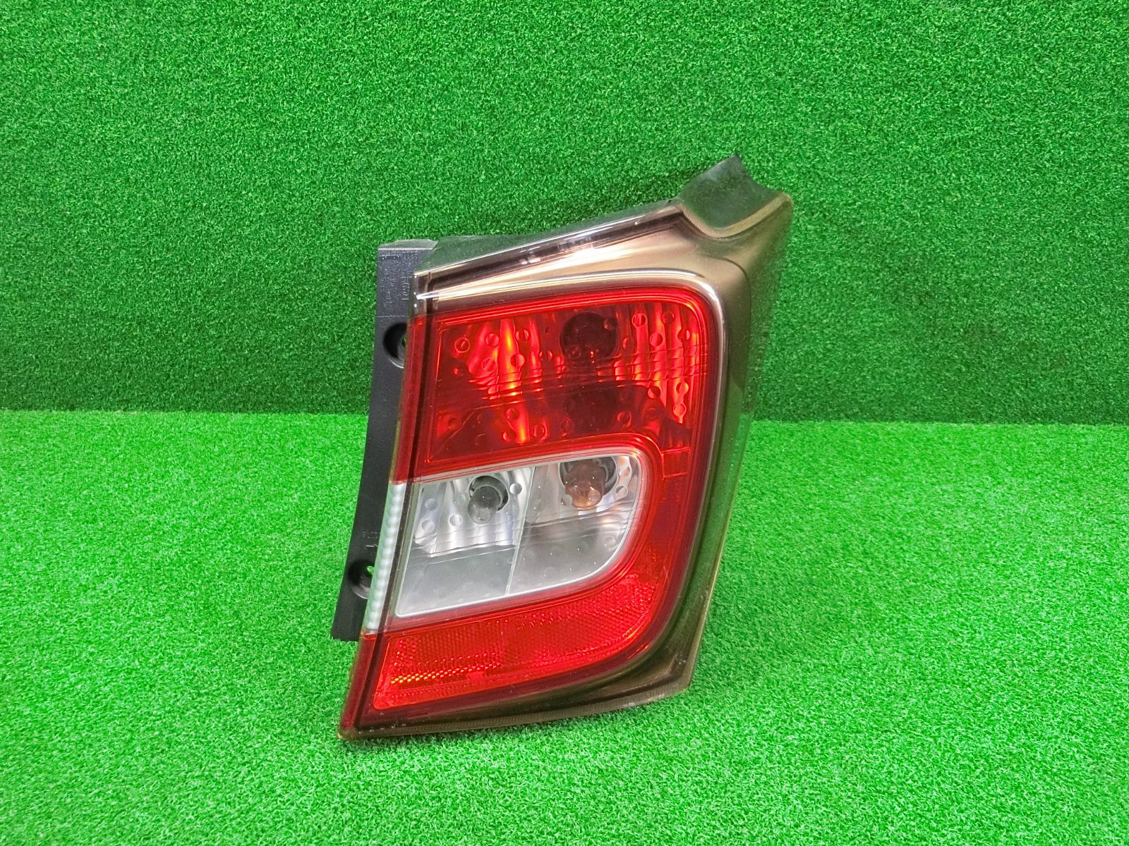 13516] 送料無料 ホンダ フリード スパイク GB3 右 テールライト