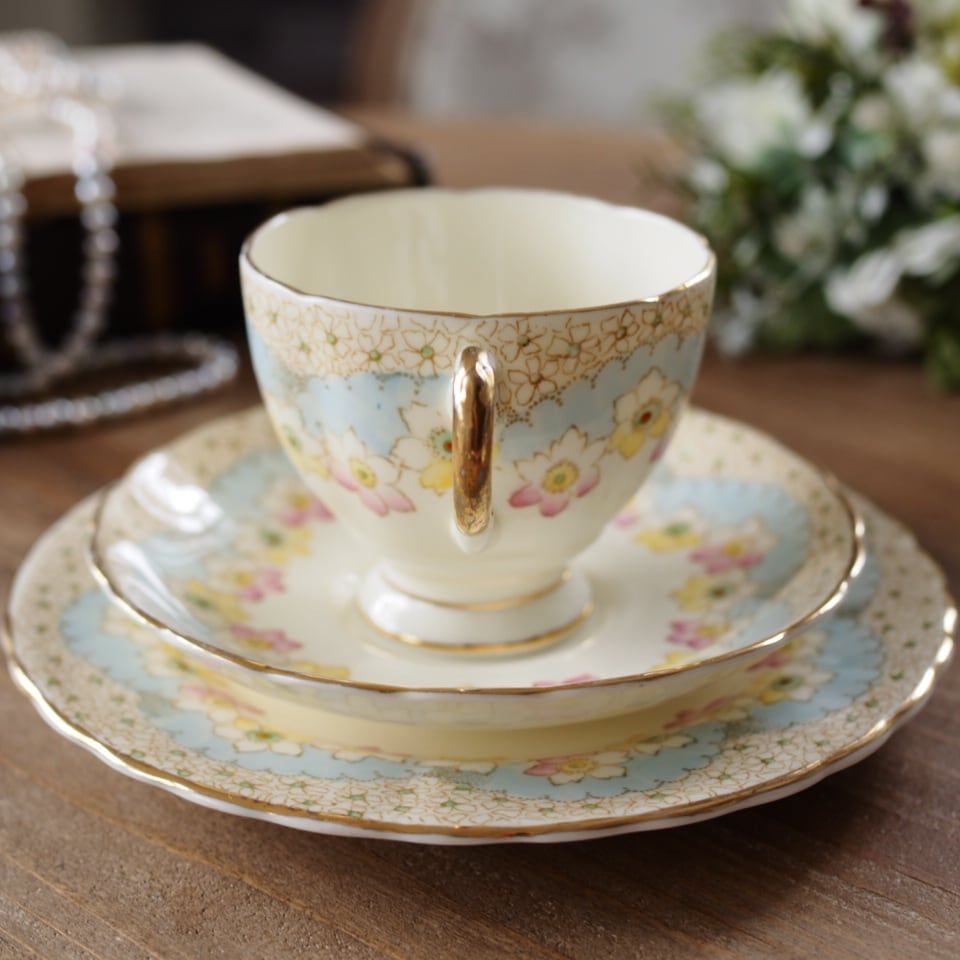 英国アンティーク TUSCAN パステルブルー フラワー トリオ カップ＆ソーサー F 2