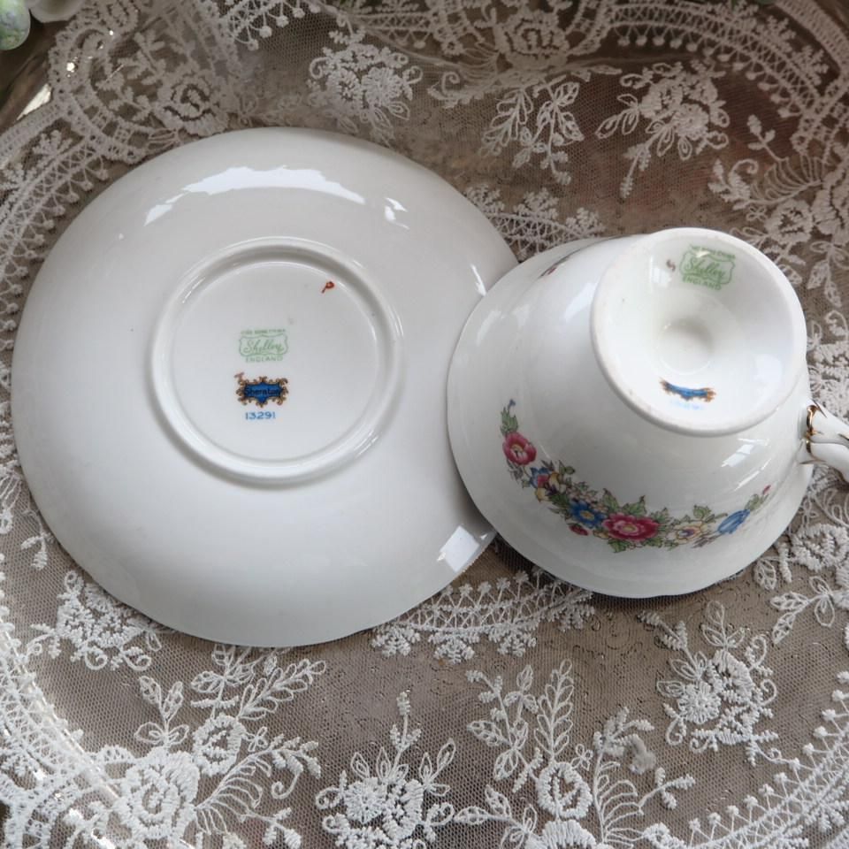 絵柄が華やかなカップ＆ソーサー F