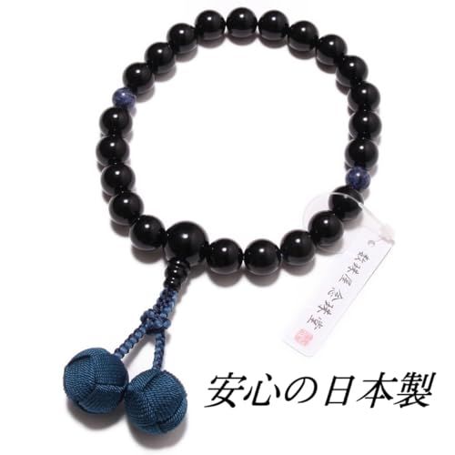 念珠堂 日本製 数珠 > 男性用 天然石 黒オニキス 22玉 ソーダライト 入 梵天房 房色 鉄紺 数珠袋 付き 全ての宗派で使える 国産 手作り 念誦 創業80余年 老舗数珠メーカー 4001 c 134