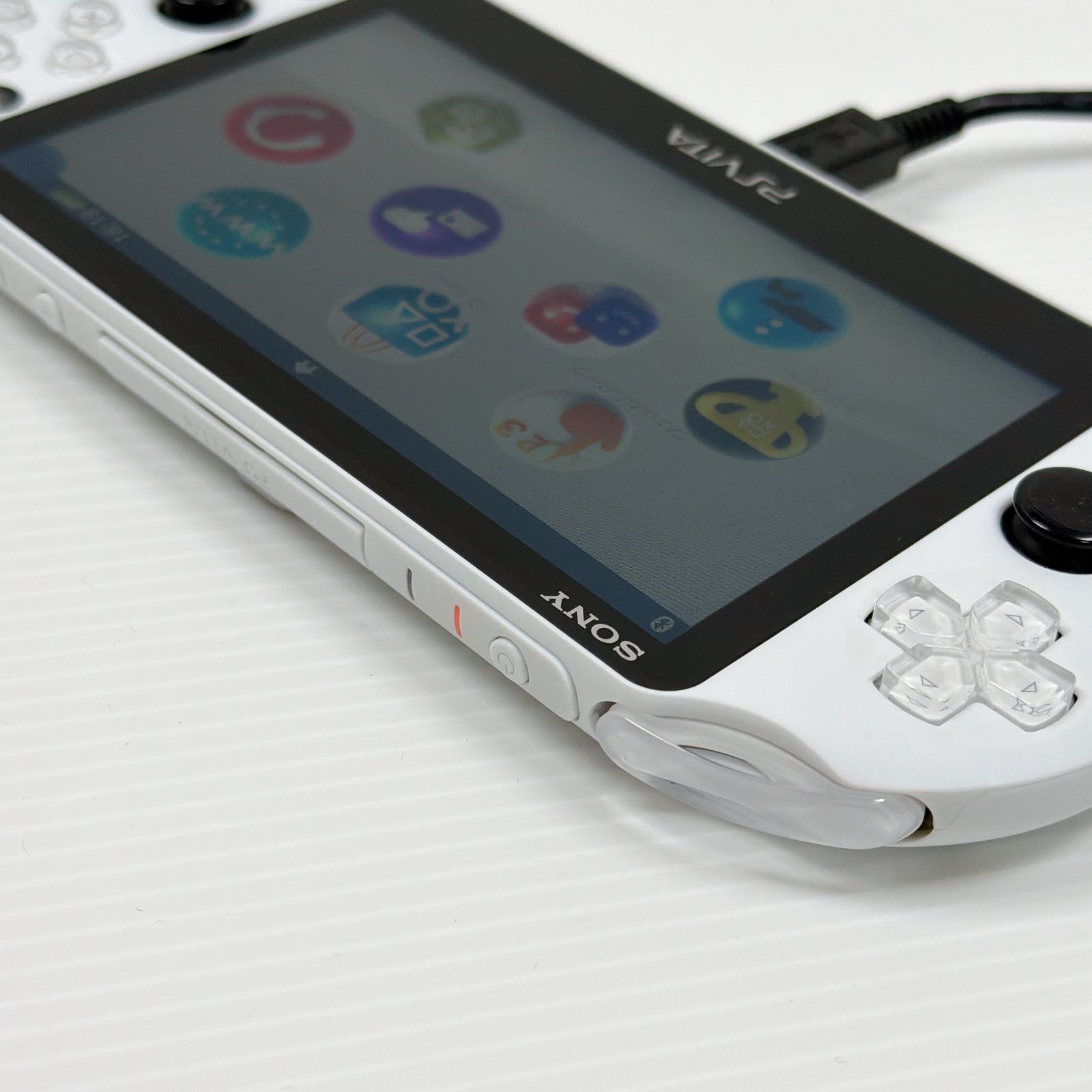 極美品 PSVITA PCH 2000 グレイシャーホワイト 純正8GBメモリーカード