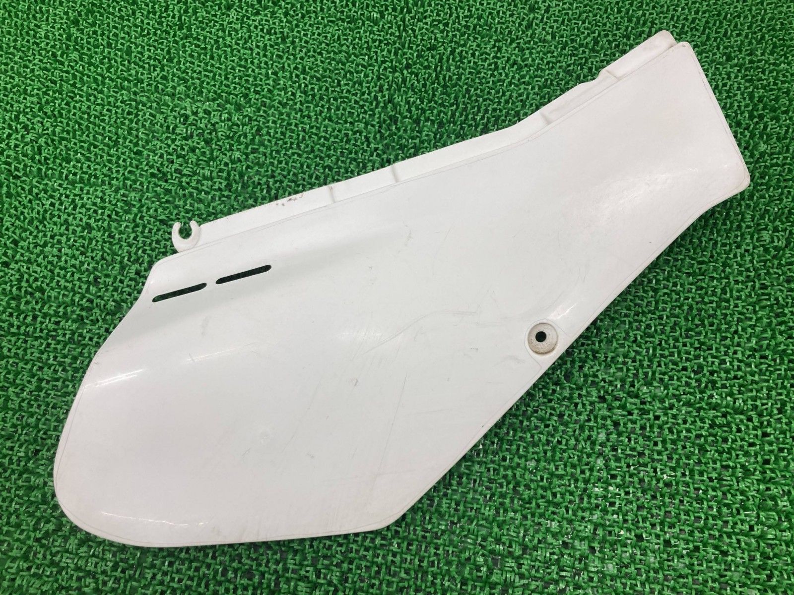 TT250R サイドカバー 右 白 ヤマハ 純正 バイク 部品 4GY 極上品 ハイクオリティ 割れ欠け無し 品薄 希少品 車検 Genuine 【中古】 72 TT250R サイドカバー 右 白 ヤマハ 純正 中古 バイク 部品 4GY 割れ